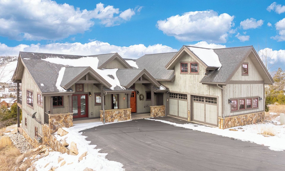 Granby House | Views, Ski, Golf! 6 BDR, 13 Beds, Hot Tub!
