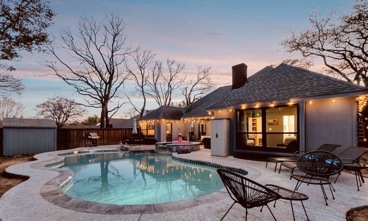 North Richland Hills House | Villa D’Oro, Saltwater Pool, Arcade, Golf, Game Room & Walking Trail