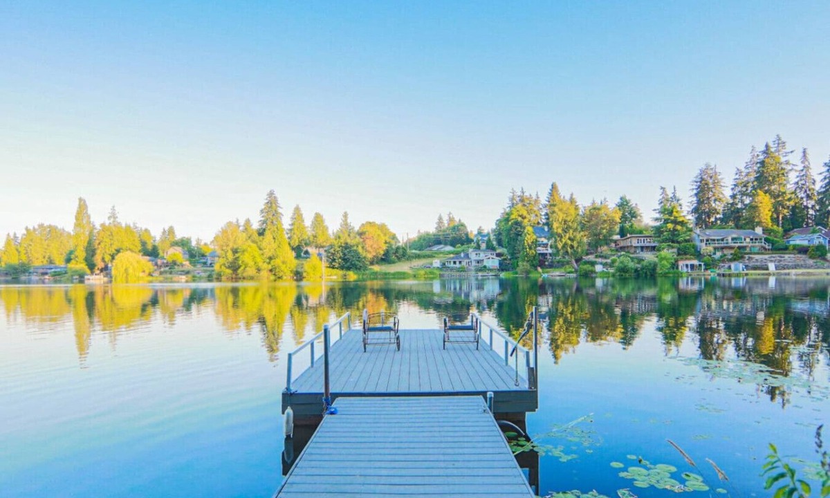 Lakeland North House | Villa Lake Waterfront Estate with a Log Cabin