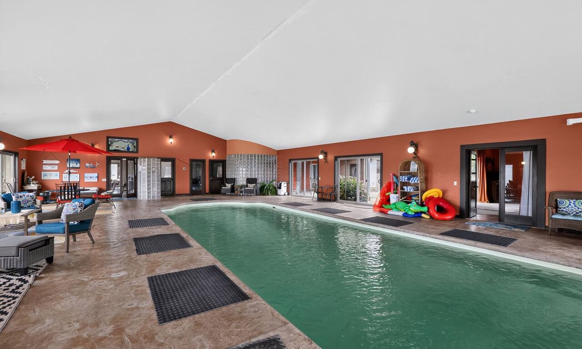 Dallesport House | Vineyard Estate | Indoor Pool & Gorge Views