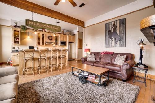 Laramie Apartment | Vintage Downtown Laramie Apartment w/Deck!