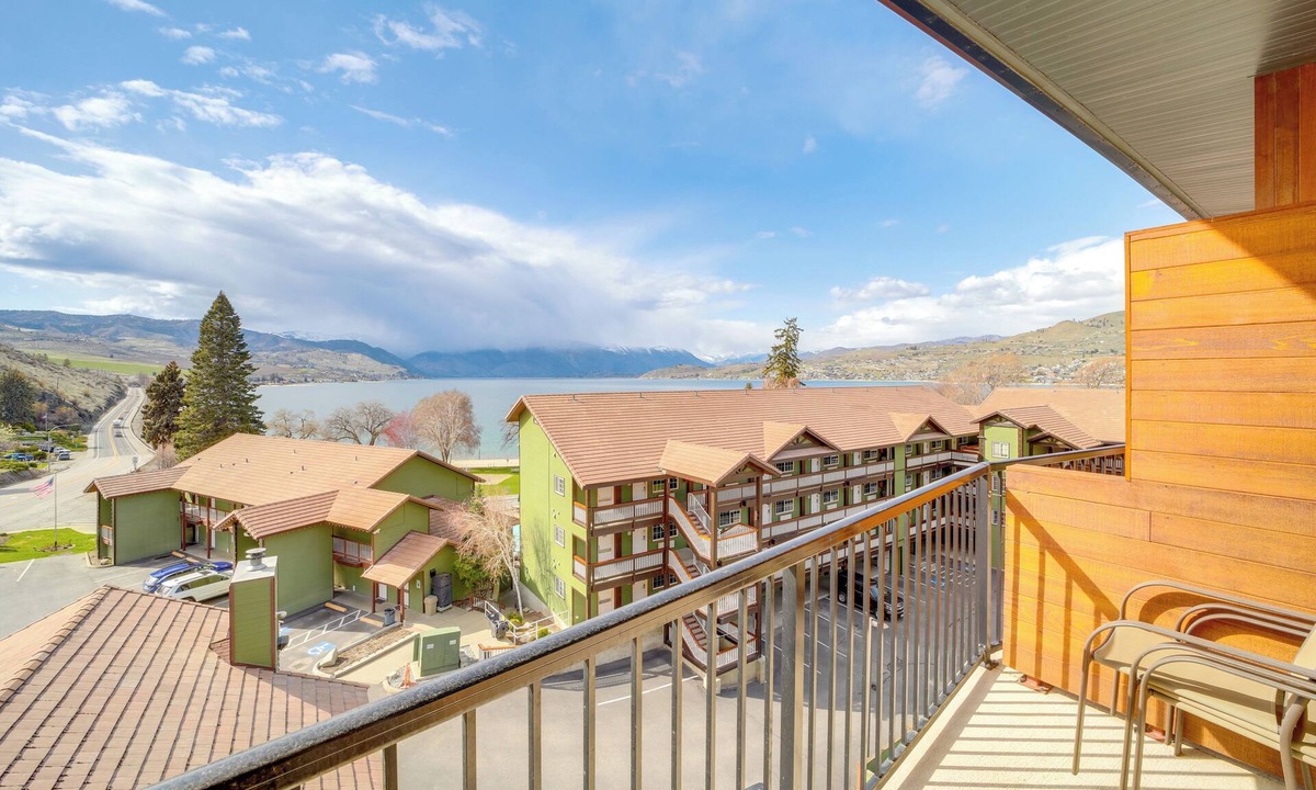 Chelan Apartment | Walk to Lake Chelan: Top-level Waterfront Condo