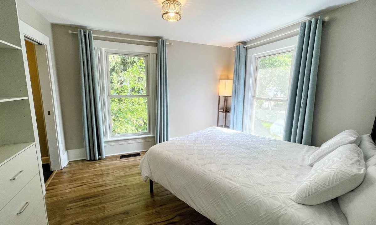 Chelan Bed & Breakfast | Walk to Lake & Downtown Chelan! Room #2