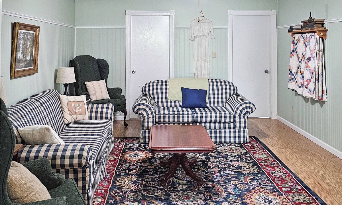 Nauvoo Apartment | Walk to Nauvoo Temple: Remodeled Family Apartment