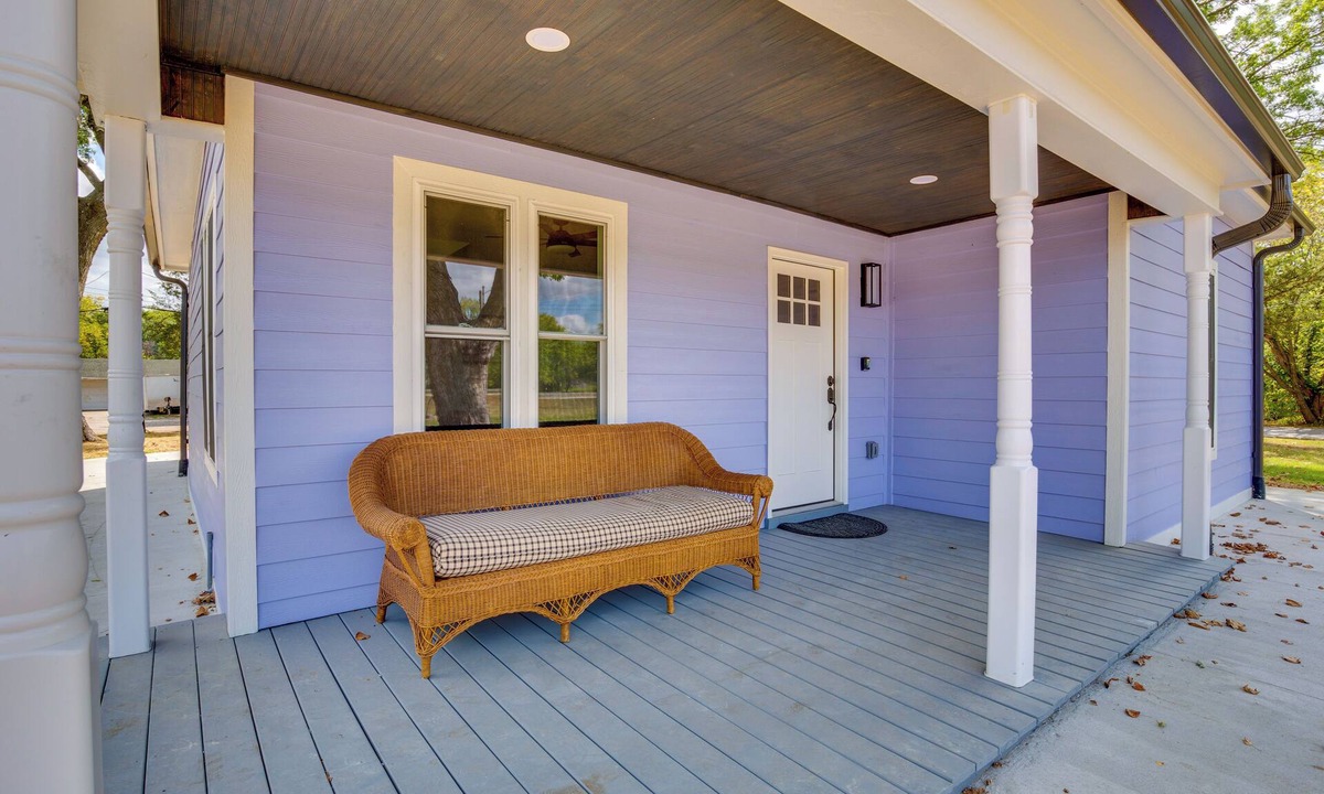 Holt House | Walk to Winery: Family-Friendly Holt Getaway