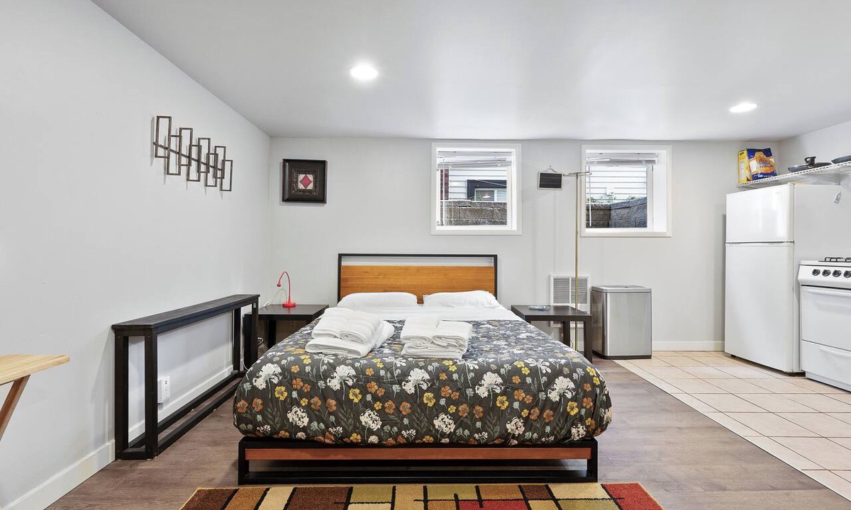 Wallingford Apartment | Walk2UW, PrivateSuite w/Bath, FREE Parking,TV, WiFi
