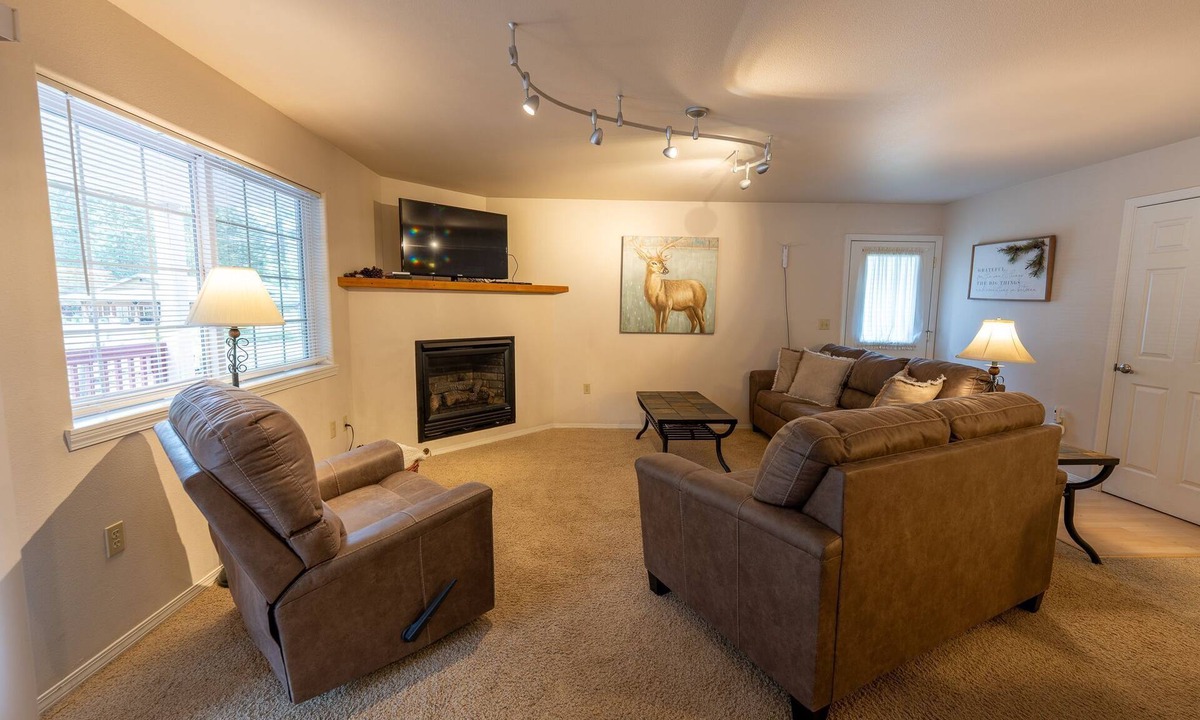 Joseph Condo | Walkable Wallowa Lake Condo w/Deck & Views