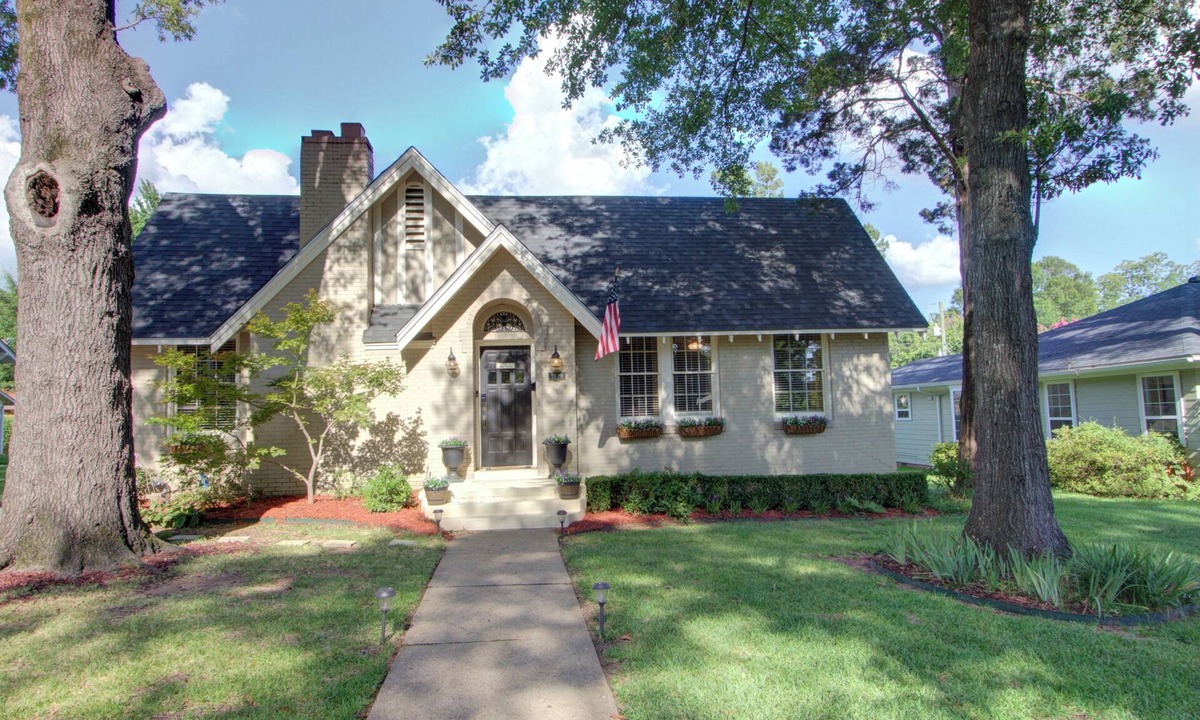 Texarkana House | Walnut Manor - Business Casual