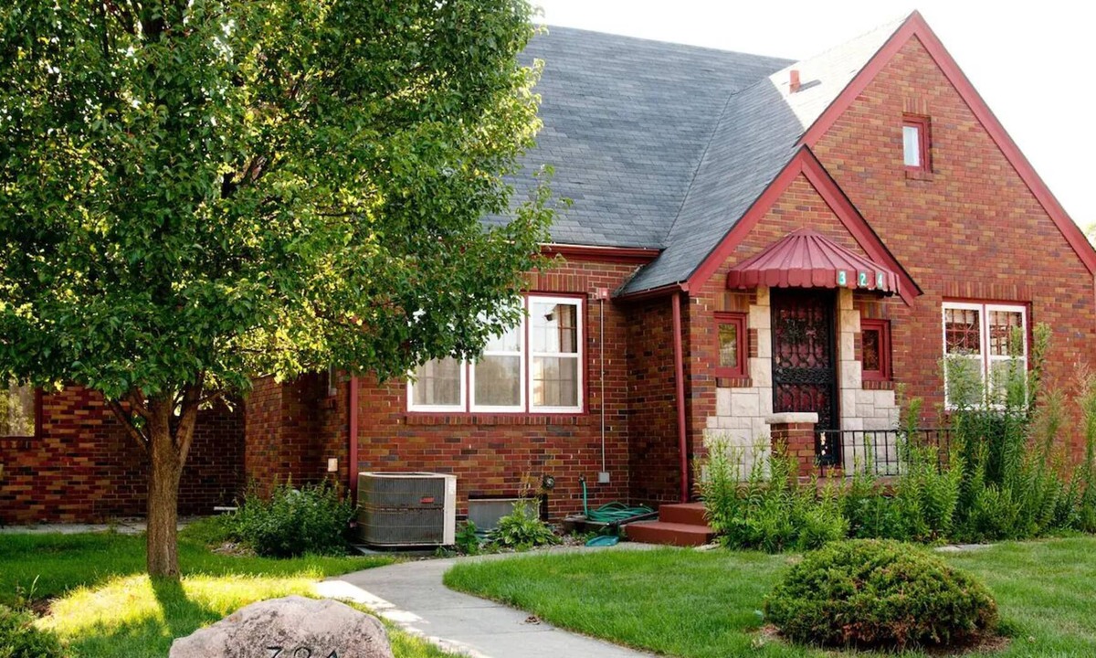West Des Moines House | Walnut Row, Walk to Valley Junction, Sleeps 10+