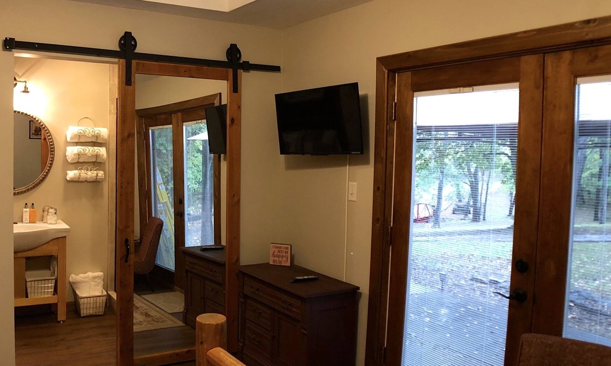 Lone Jack Bed & Breakfast | Walnut Waters Bed & Breakfast