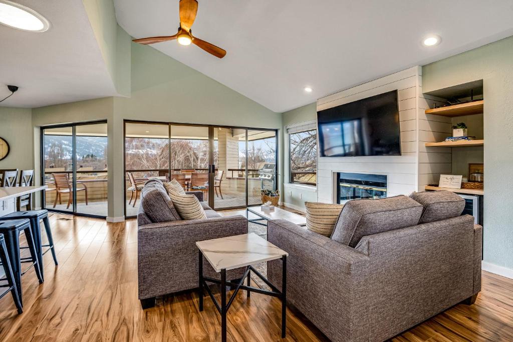 Wapato Point House | Wapato Point Halmalka 503A