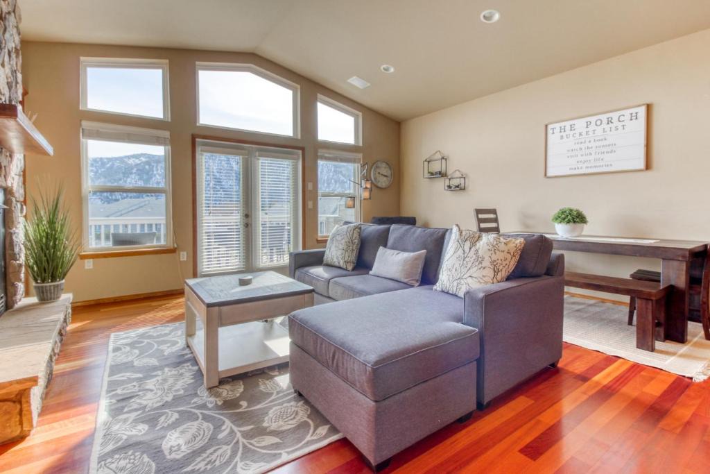 Wapato Point House | Wapato Ridge: (205)