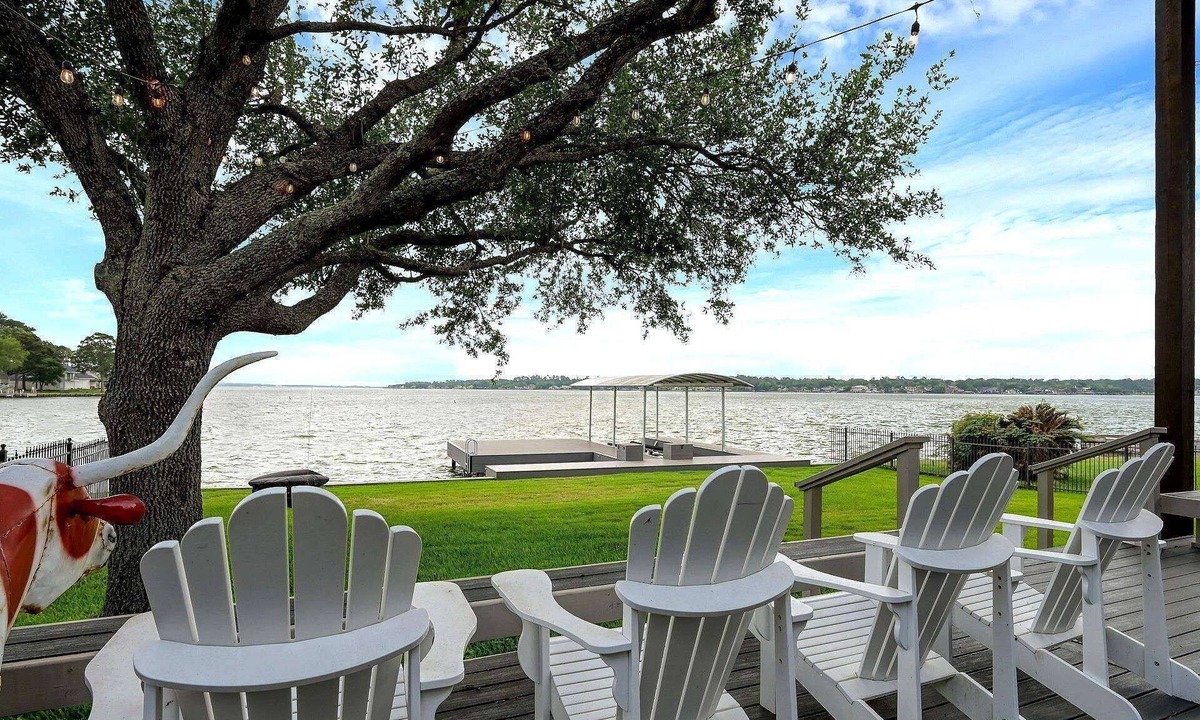 Walden on Lake Conroe House | Waterfront | 5BR | Balcony Views | Swim & Fish | Ping Pong & Games | Lake Conroe