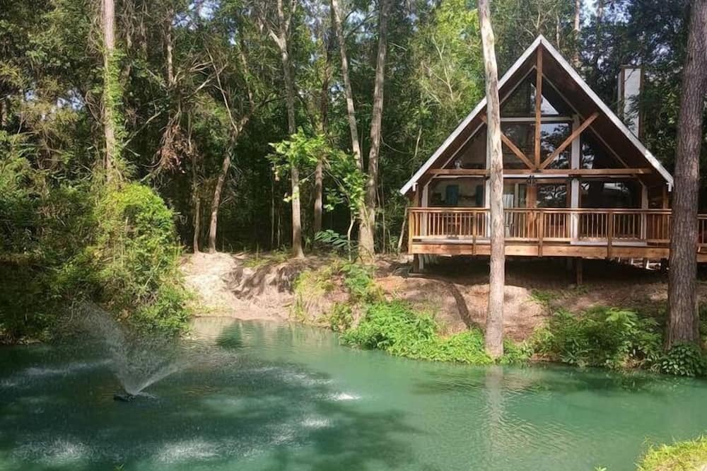 Plantersville Cabin | Waterfront Cabin Retreat with Private Dock and Pool in Plantersville Texas