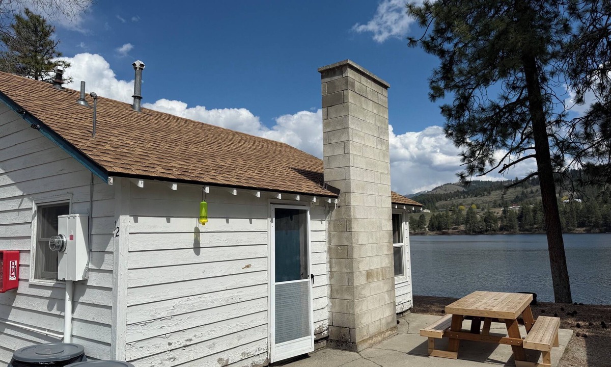 Republic Cabin | Waterfront Curlew Lake Cabin with 3 Queen Beds and A/C - Sleeps 6