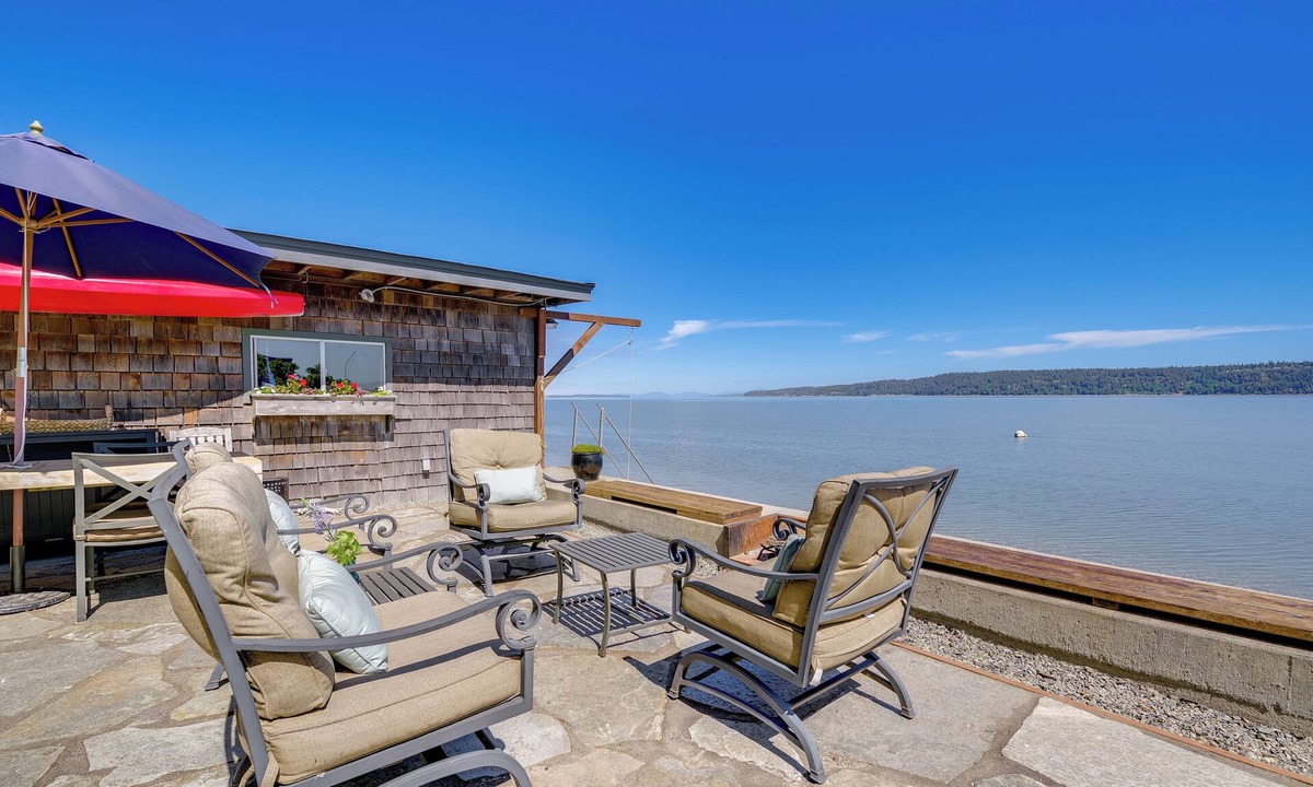 Camano Island Cabin | Waterfront Gem w/2 Patios on Camano Island