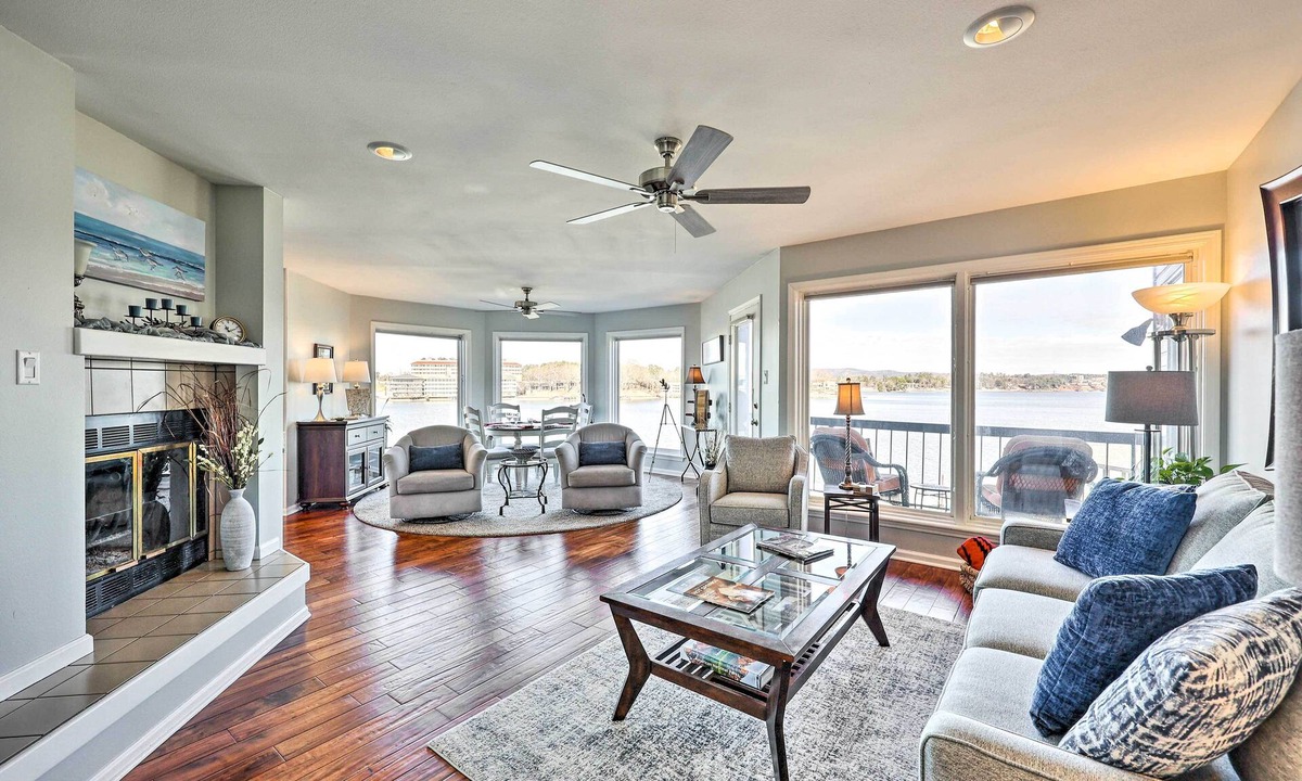 Lake Hamilton Apartment | Waterfront Hot Springs Condo: Pool, Hot Tub Access