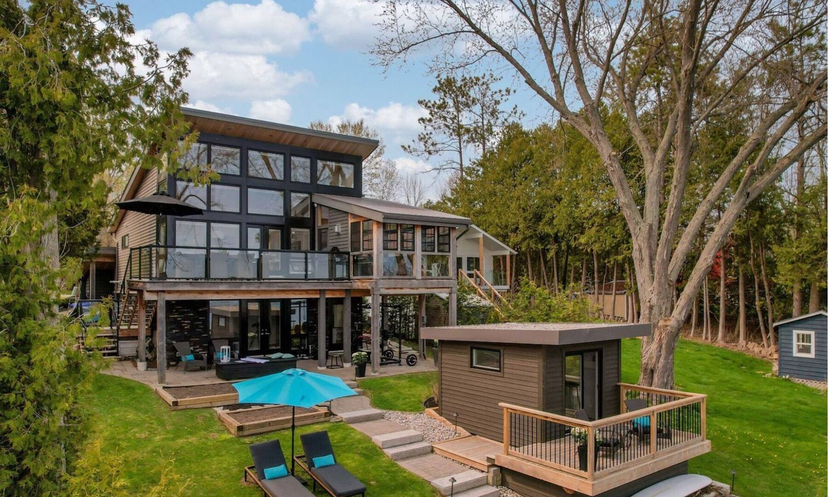 Oro-Medonte House | Waterfront Luxury at Fox & Fern Retreat