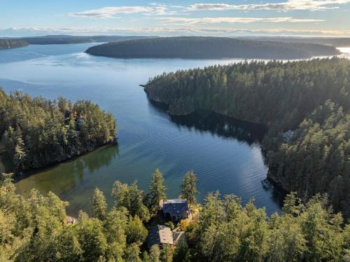 Eastsound House | Waterfront Privacy, Hot Tub, Mooring, Gated Estate