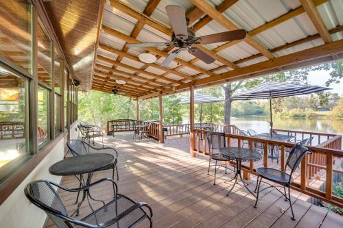 Texarkana House | Waterfront Texarkana Cabin: Tranquil Acreage