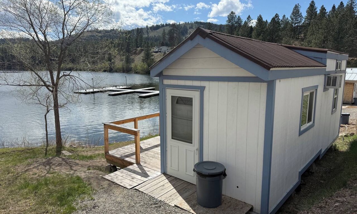 Republic Cabin | Waterfront Tiny Home on Curlew Lake w/Loft Queen + A/C at Tiffanys Resort