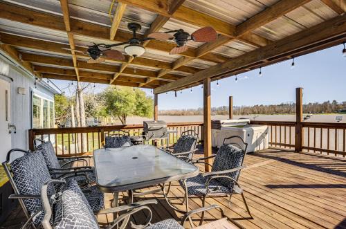 Trinity House | Waterfront Trinity Vacation Rental w/Hot Tub!