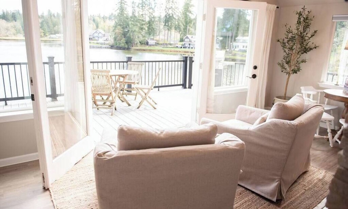 Gig Harbor House | Waterfront Wollochet Cottage