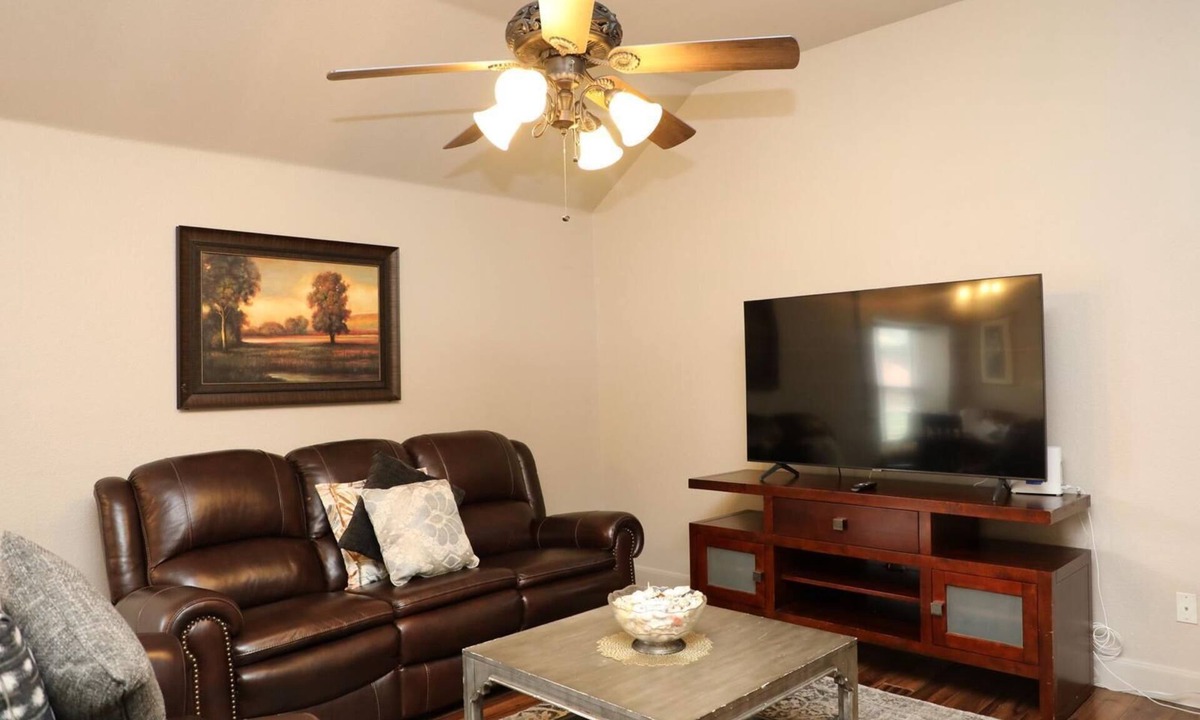Saginaw House | Welcome Cozy Home