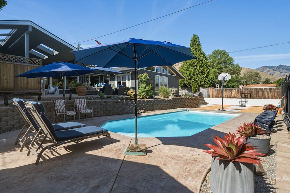 Wenatchee House | Wenatchee Rental | Pool+Hot Tub | Sleeps 8