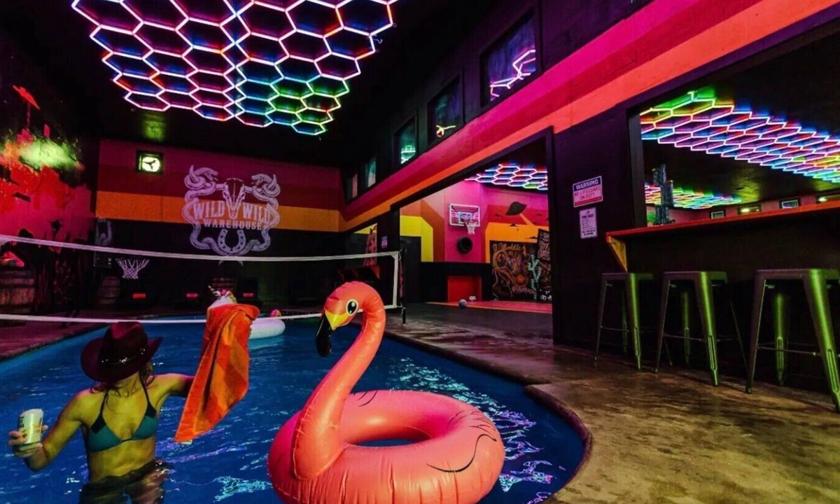 Columbia House | Wild Warehouse in the Cornfields w/a Party Pool!