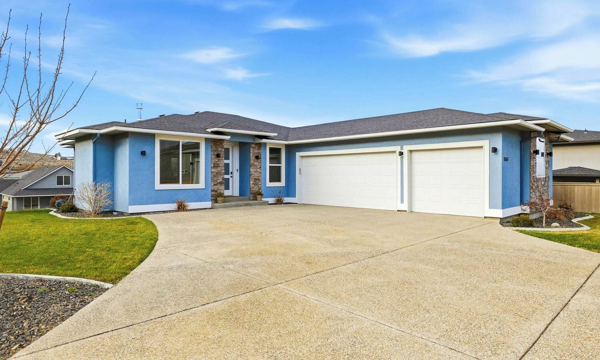 South Richland House | Wine Country Fireside Creative Retreat: Sauna, Gym, Sunset Deck & Game Lounge