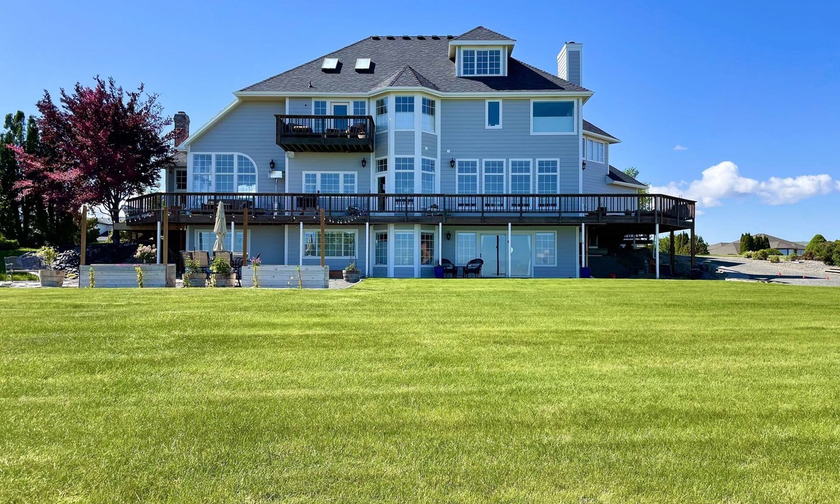 Kennewick House | Wine Country Getaway with Amazing Views