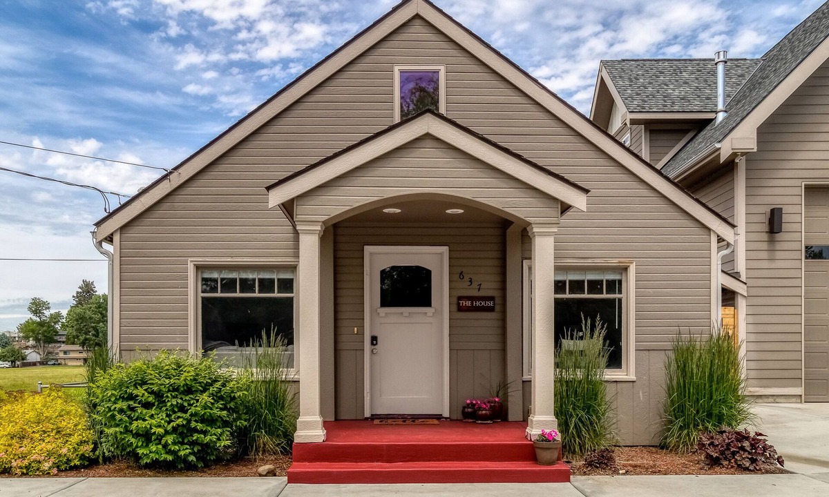 College Place House | Wine Country Home | Park Views | Sleeps 6