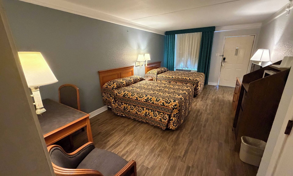 Clodine Hotel | Wonderful Smoking Double Bedroom in Marvelous Houston with AC