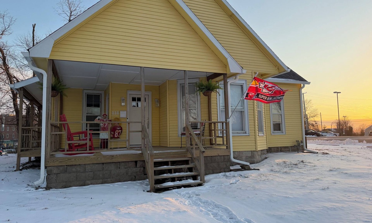 Warrensburg House | World Cup Ready-Tailgate Central-3 bed 2 bath house with Pardio and Golden Tee!