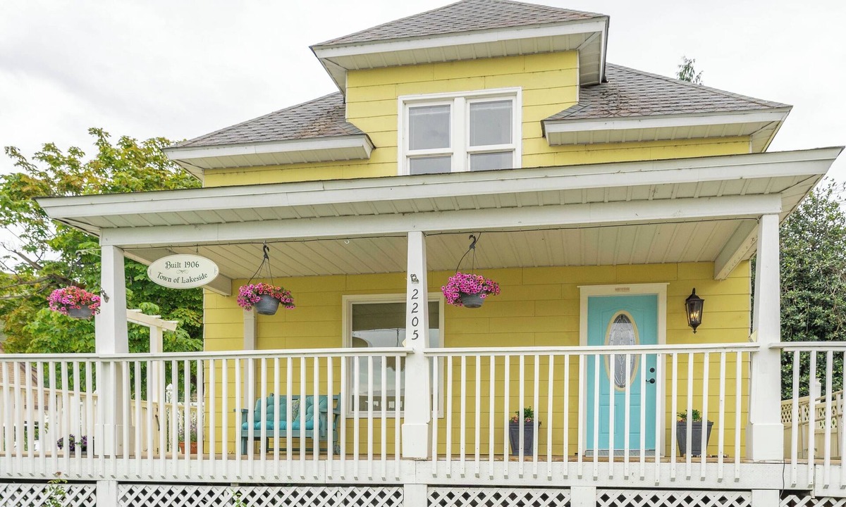 Chelan Cottage | Yellow Cottage in Lake Chelan