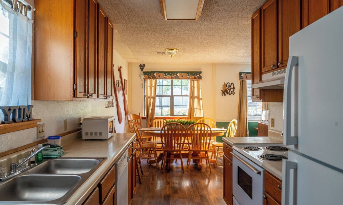 Weatherford House | You Don’t Want to Miss This! Full Kitchen, Outdoor Pool, Free Parking!