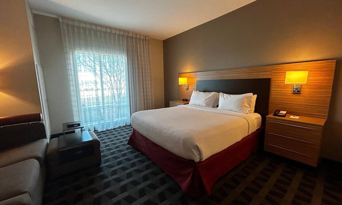 Lake Worth Hotel | Your Fort Worth Getaway Starts in This Pet-Friendly Studio | Free Parking