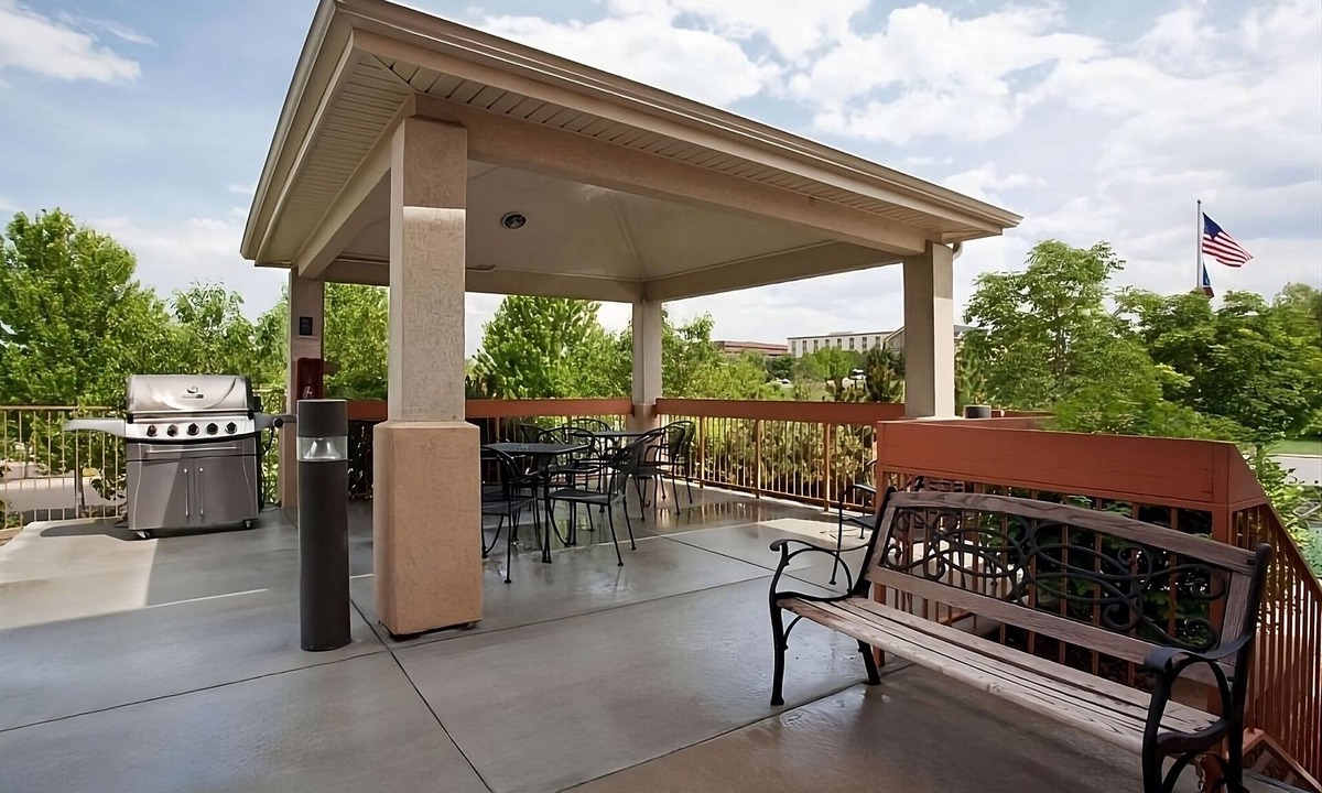 Golden Hotel | Your Home Away From Home! Pet-Friendly Stay with Kitchenette!