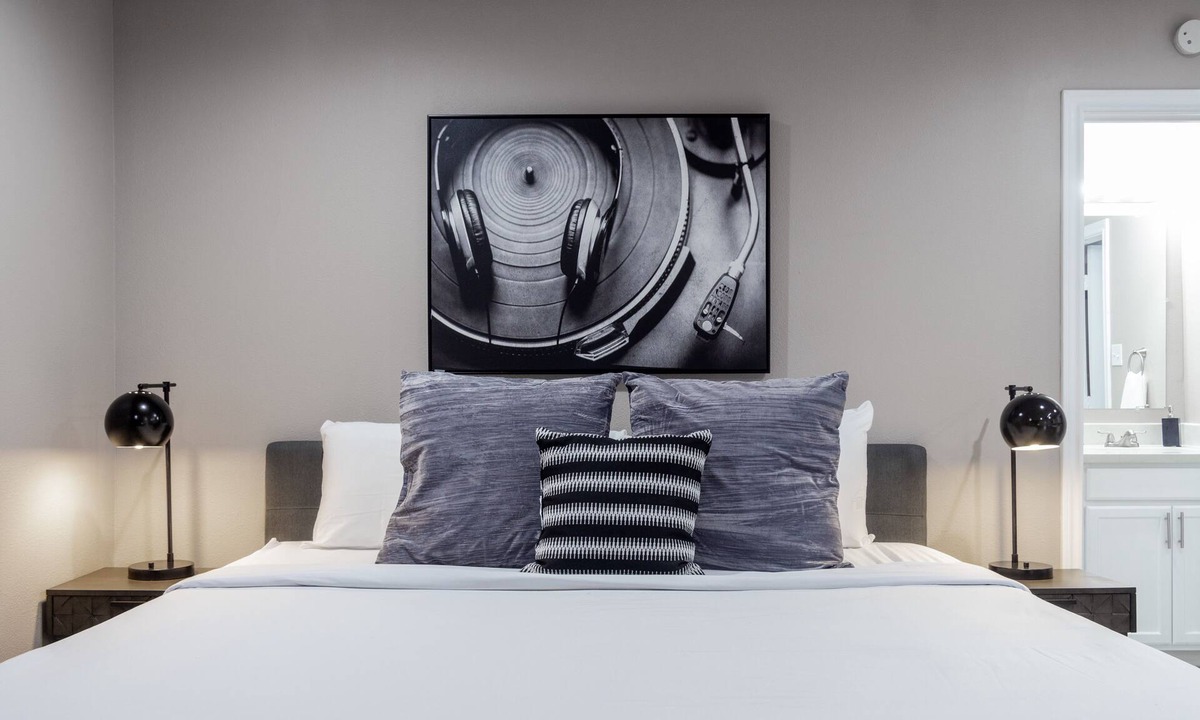 Neartown Apartment | Your Montrose Studios! Sleeps 46/23BR/23BA/23PA
