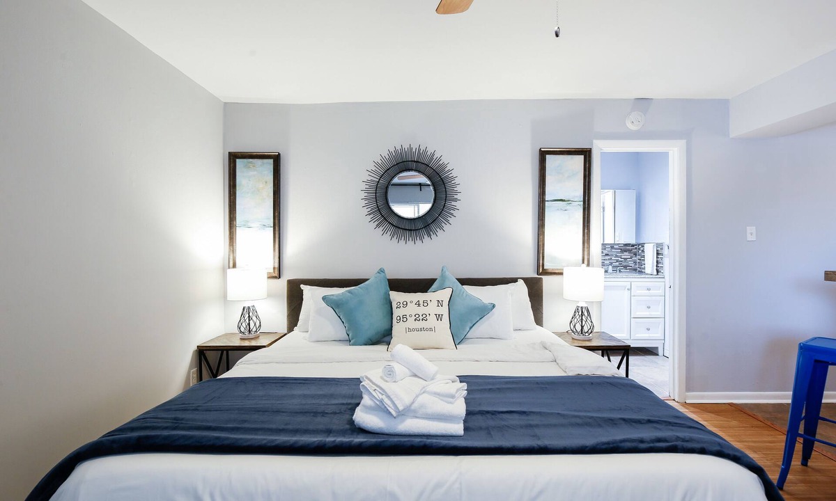 Neartown Apartment | Your Montrose Studios! Sleeps 30/15BR/15BA/15PA