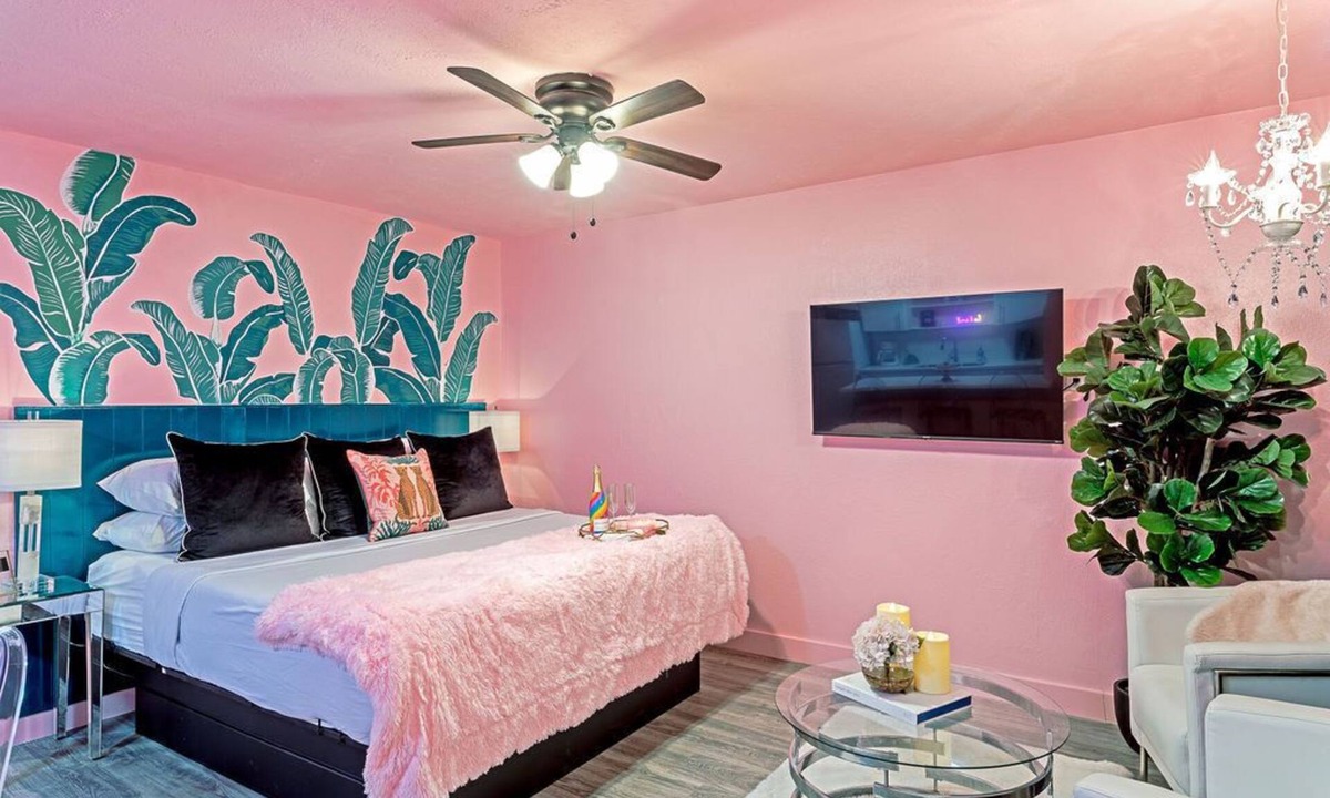 Neartown Apartment | Your Montrose Studios! Sleeps 28/14BR/14BA/7PA