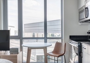 Bright South Lake Union Studio w/Gym, W/D, walk to bars, by Blueground