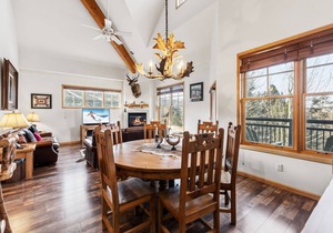 Close to downtown Breckenridge, vaulted ceilings, walk to mountain, hot tubs!