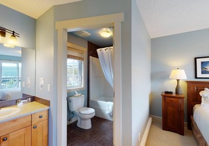 Fully-equipped 2 Bedroom Townhome, Sleeps 8 in Sooke