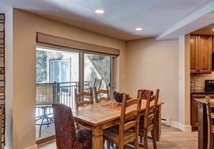 Great location, Sleeps 6, Walk to lifts/downtown, Garage parking!