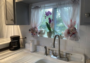 Nice cozy stylish private bath and room. Enjoy just being so close to downtown.