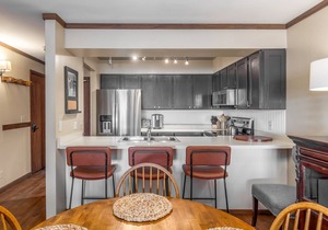 Ski Condo + Hot Tub Empire Coalition 202 Walk to Main + PC SKI 2B/2B