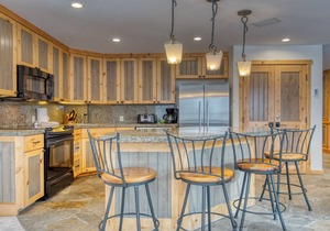 Spacious 3BR Mountain Lodge Stone Fireplace Vaulted Ceilings & Mountain View