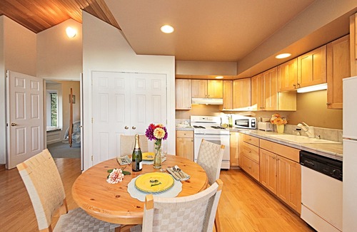 Clinton Cottage | ღ*¨*✶.¸ Romantic /Jetted Tub /Deck /SLEEPS 5 *`*✶.¸.ღ